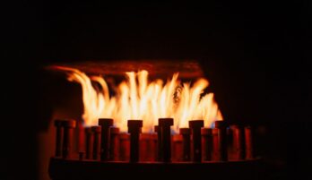 Een overzicht van verschillende industriële verwarmingselementen in een fabriek, toegepast in diverse processen.