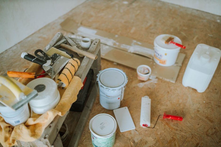 Professionele vloerherstellers van De Vloerendokters werken aan duurzame vloeren in een woning.